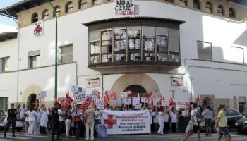 Desenes de treballadors concentrats pel futur de la Creu Roja de Palma.