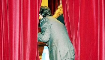 El president del Govern, José Ramón Bauzá, ahir en una de les portes d’accés a l’hemicicle autonòmic.