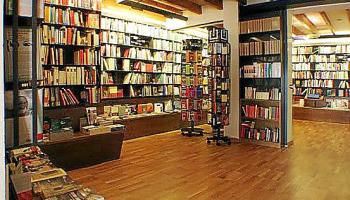 Interior de la llibreria Babel, al carrer d’Arabí (devora l’església <br />de Sant Miquel).