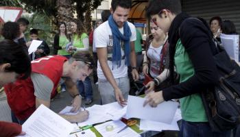 Els docents han col·locat aparadors informatius als centres on es realitzen proves d'avaluació lingüística.