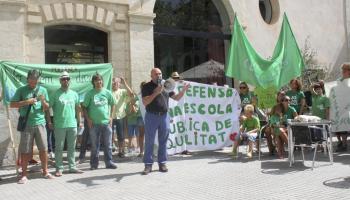 Serra baixà a posar pau a una protesta pel TIL davant l'ajuntament, i es comprometé a traslladar el missatge dels docents a Bauzá.