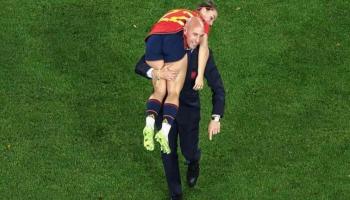 Rubiales anuncia a crits que no dimitirà i les futbolistes esclaten: «s'ha acabat, estam amb tu Jeni Hermoso»