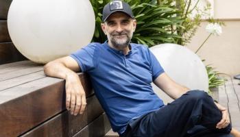 Joan Miquel Oliver publica 'Siento Feelings', el segon avançament del disc 'Electronic Devices'