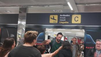 Emotiva arribada de Valtònyc a l'aeroport de Palma: «Benvingut a casa!»