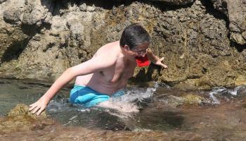Joan Puig durant l'acte de protesta a la piscina celebrat el 2005. L'exdiputat d'ERC i els membres del Lobby intentaren accedir a les instal·lacions situades en domini públic.