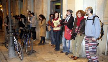 Una vintena de persones es concentraren ahir davant la seu del PP a Palma contra la corrupció.