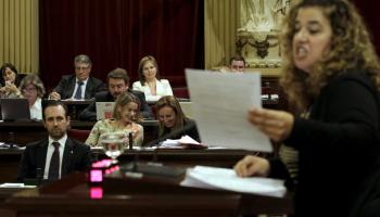 El president Bauzá mira atentament Costa durant un ple del Parlament. La diputada socialista assegurà que el PP es vol carregar la Llei del bon govern “quan és més necessària”.