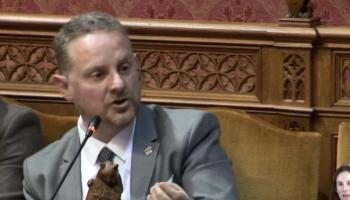 Denuncien el conseller de VOX David Gil per apologia del franquisme