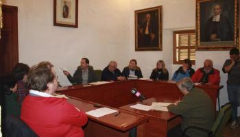 El batle de Sineu, Pere Joan Jaume (PP), aixeca el bolígraf mentre dirigeix la paraula a Miquel Gelabert.