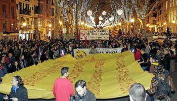 Una estelada gegant feta amb mans vermelles pintades obria el bloc de l’Esquerra Independentista de Mallorca.