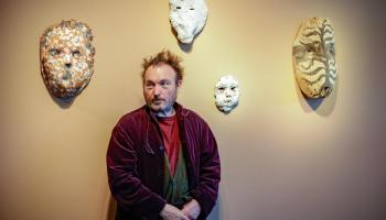 Barceló amb algunes de les peces que formen part d'aquesta exposició retrospectiva.