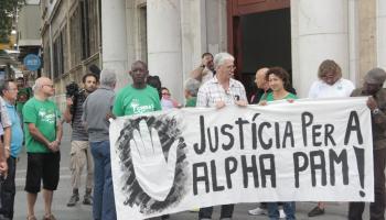 Representants de les quatre entitats que demanaren als tribunals justícia per la mort del jove senegalès, en una fotografia d'arxiu.