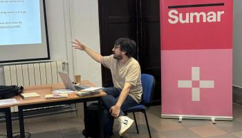 Fabio Cortese, responsable de mobilització estatal de Sumar, ha estat l'encarregat d'impartir el taller.