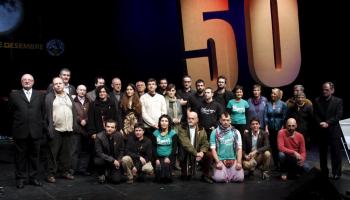 Foto de família dels premiats, amb representants d’Enllaçats pel Català, Assemblea de Mestres i Professors de Català, Crida, els pares i les mares (COAPA), Antoni Gomila, Sebastià Serra, Antoni Marimon, Llorenç Carrió, Lleonard Muntaner, Francesc Vicens, Bernat Gasull, Obrint Pas, Jaume Bonet, Tomeu Amengual i Jaume Mateu.