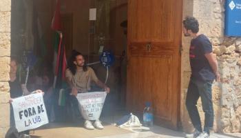 Estudiants de la UIB okupen el rectorat i demanen que es faci fora del campus l'exèrcit espanyol i empreses com Banco Santander, HP o CAT