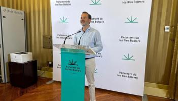 VOX acusa el PP de «traïció» per permetre penjar la bandera LGTBI al Parlament