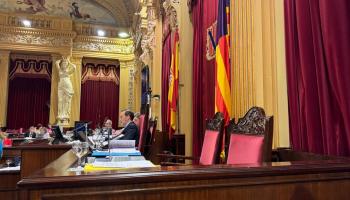 Le Senne expulsa dues diputades del PSIB durant el debat per la derogació de la Llei de Memòria