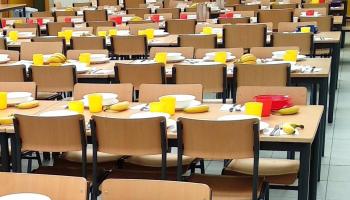 Imatge d'un menjador escolar d'un centre educatiu.