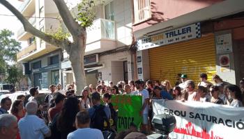 Una multitud de veïnats clama a peu de carrer contra el lloguer turístic il·legal a Palma