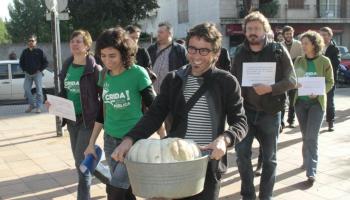 Membres de la Plataforma Unitària en Defensa de la Universitat Públicalliuraren a Bosch, una gran carabassa al seu despatx.