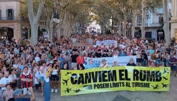 Una multitud omple el centre de Palma i clama «Canviem el rumb. Posem límits al turisme»