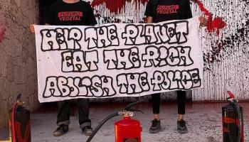 Activistes llancen pintura a la façana de la mansió de Messi a Eivissa