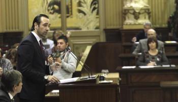 El president Bauzá parla des de l'estrada al debat de política general de la Comunitat.