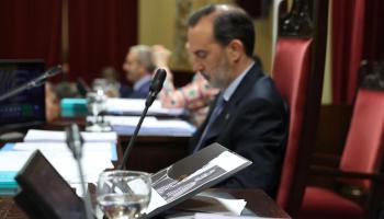 El neofeixista Gabriel Le Senne (Vox), president del Parlament, devora la fotografia d'Aurora Picornell que va esqueixar de manera violenta.