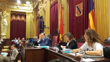 Le Senne atura el ple del Parlament i expulsa Garrido i Costa per portar una camiseta d'Aurora Picornell