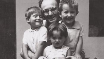 Imatge del poeta valencià Vicent Andrés Estellés amb la seva família.