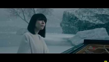 Imatge del videoclip d'Alice Sara Ott, on interpreta un 'Noctur' de John Field.