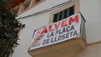 Lloseta penja pancartes per a defensar la plaça
