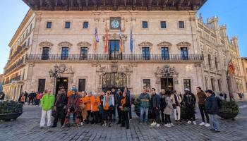 Activistes per l'habitatge, usuaris de caravanes i artistes de carrer clamen a Palma contra l'ordenança cívica