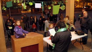 Professors, alumnes i pares del CEIP Aina Moll. 