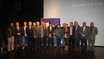 Font, Melià i Pastor amb els integrants del comitè local de Lloseta durant l'acte celebrat divendres al teatre del municipi.