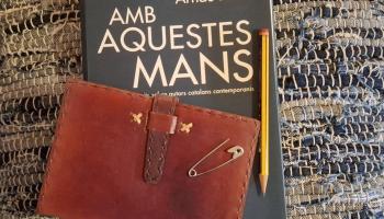 Imatge de la portada del llibre d'Arnau Pons 'Amb aquestes mans'.