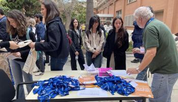 Un grup de joves recollit les seves acreditacions a l'Olimpíada Filosòfica.