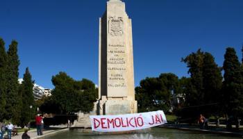 El monòlit franquista de la Feixina, cada vegada més difícil d'esbucar