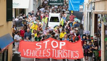 Una rua de l’embús ha omplert Maó de música i colors amb una demanda simple i clara: «STOP VEHICLES TURÍSTICS».