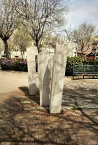 Cort fa neta l'escultura dedicada a Josep Maria Llompart i critica la deixadesa d'equips de governs anteriors