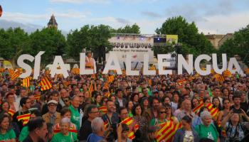 Milers de persones han omplert de Plaça Nova de Santa Maria per a dir 'Sí a la llengua!'.