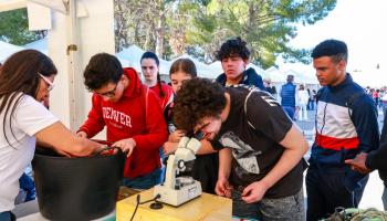 Molts de joves varen participar en la fira 'Ciència per a Tothom'.