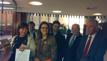 Els representants socialistes han penjat a internet aquesta fotografia del moment de la presentació del recurs.