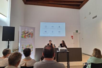 Presenten arText en català, el primer redactor assistit de texts desenvolupat per la UNED