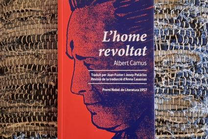 Portada del llibre 'L'home revoltat' d'Albert Camus editat per Raig Verd.