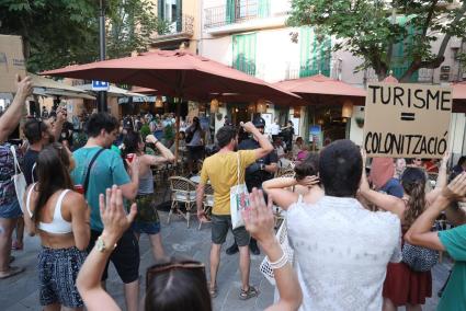 Un grup de manifestants protesta davant un bar turístic durant la gran mobilització del mes passat.