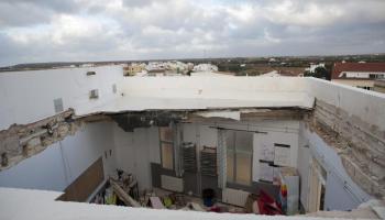 Espectacular imatge de l'estat de la coberta del centre salesià. 