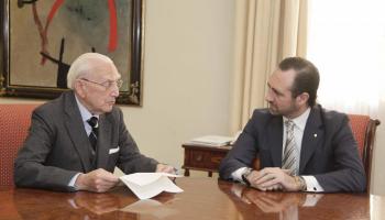 Bauzá escolta atentament les explicacions del president de la Fundació, Josep Zaforteza. 