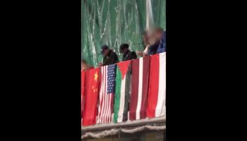 Imatge del vídeo difós en què es veu la bandera de Palestina devora la dels EUA.