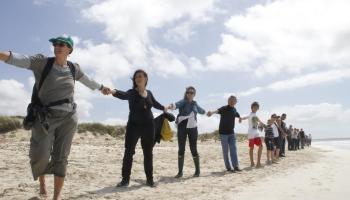 Cadena humana de Sa Ràpita a Es tren en contra de la construcció d'un hotel en aquesta zona, el passat 29 d'abril de 2012.